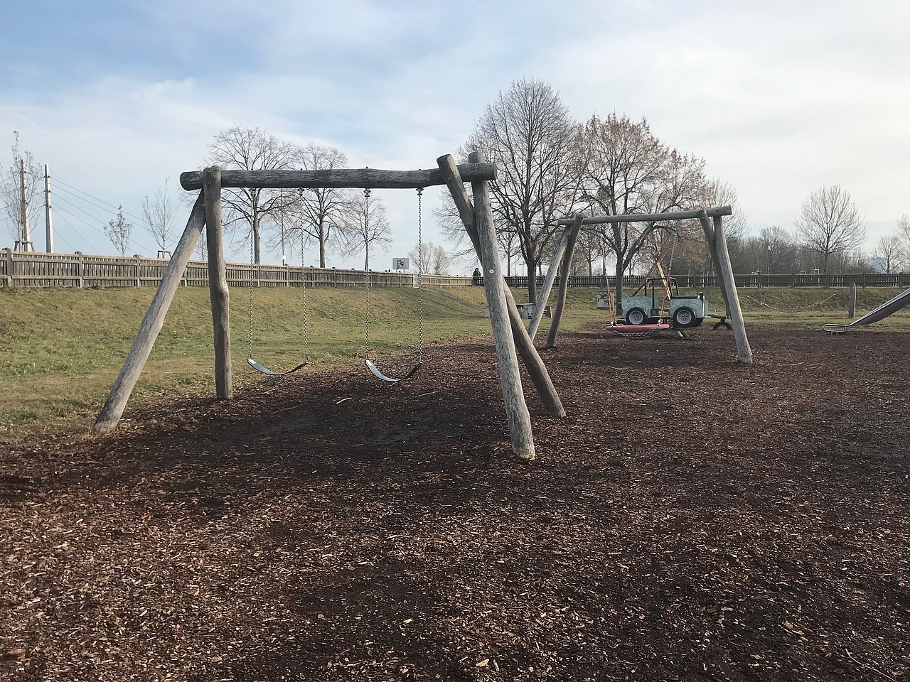 Kaisermühlenbrücke Schaukel