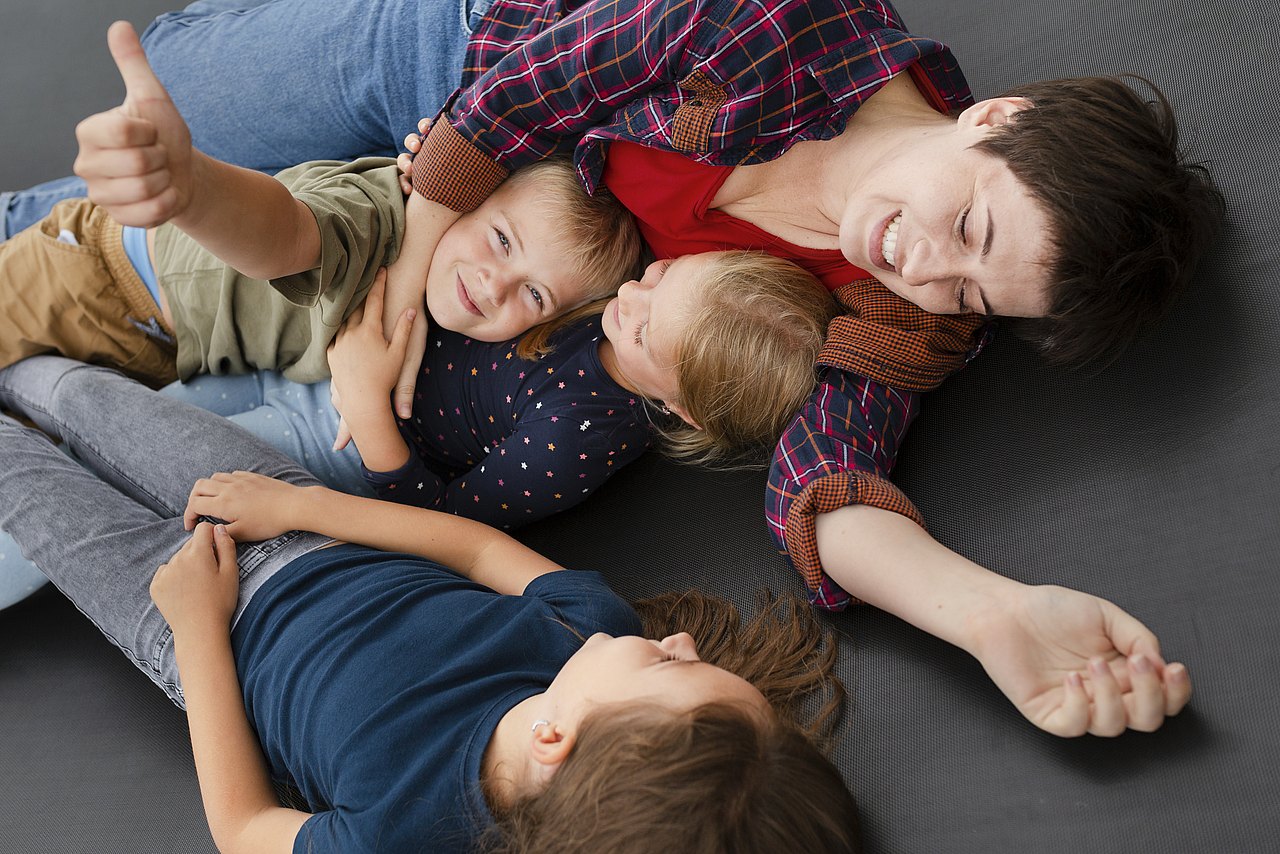 Mutter und Kind beim Spielen