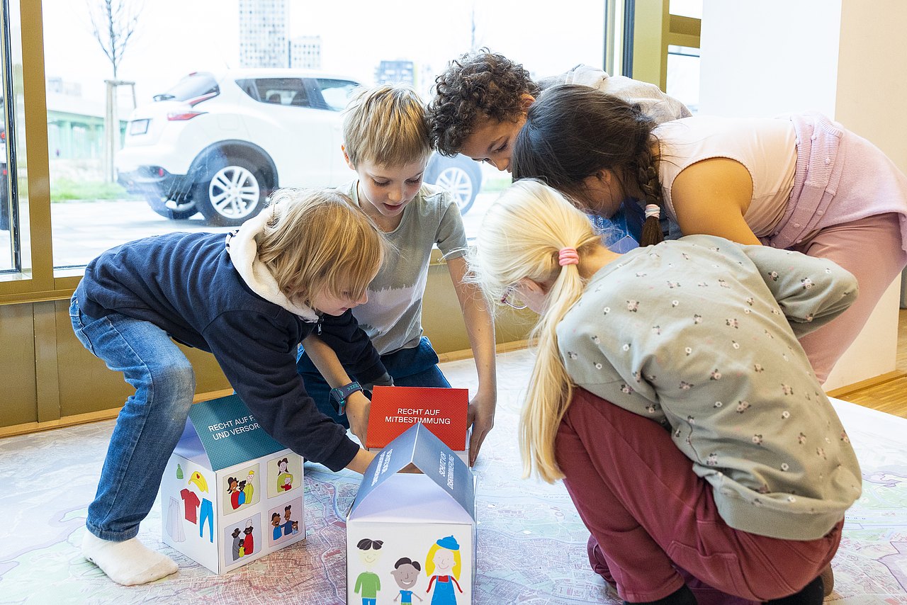 Kinder stellen Kinderrechte Häuschen auf Stadtplan Wien