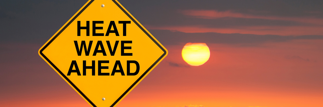 Schild auf dem "Heat Wave Ahead" steht 