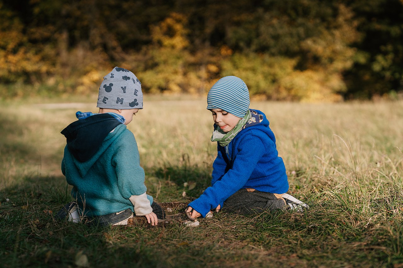 2 Kinder im Freien im Winter