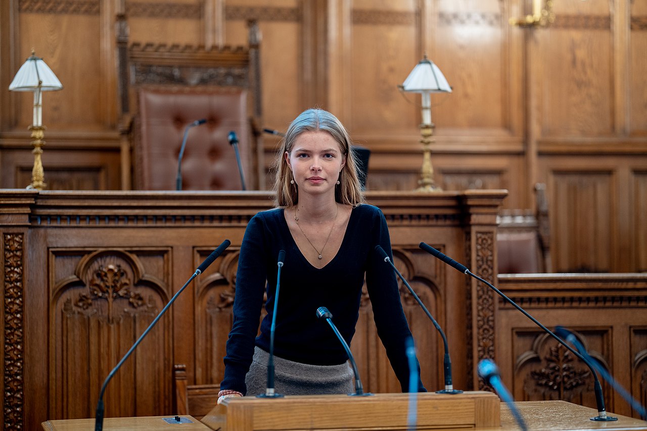 Mädchen auf einem Pult, vor ihr Mikrofone