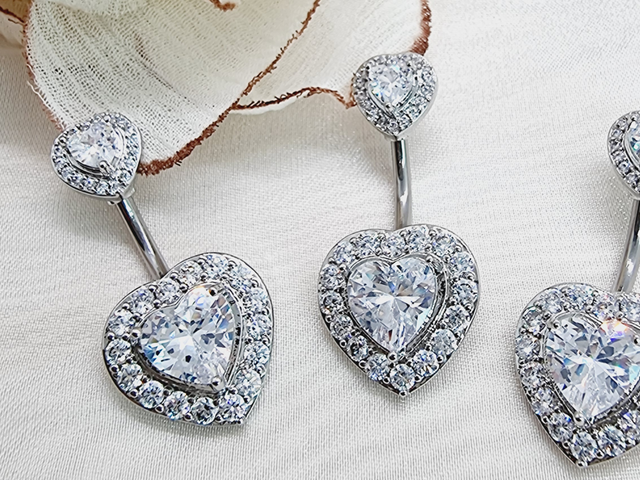 Drei Bauchnabelpiercings in Herzform