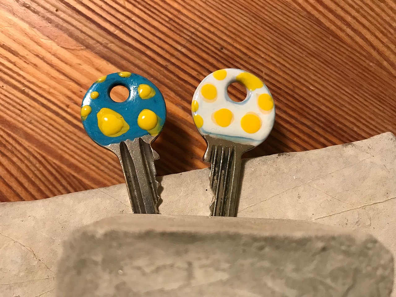 zwei bunte Schlüssel mit Nagellack verziert