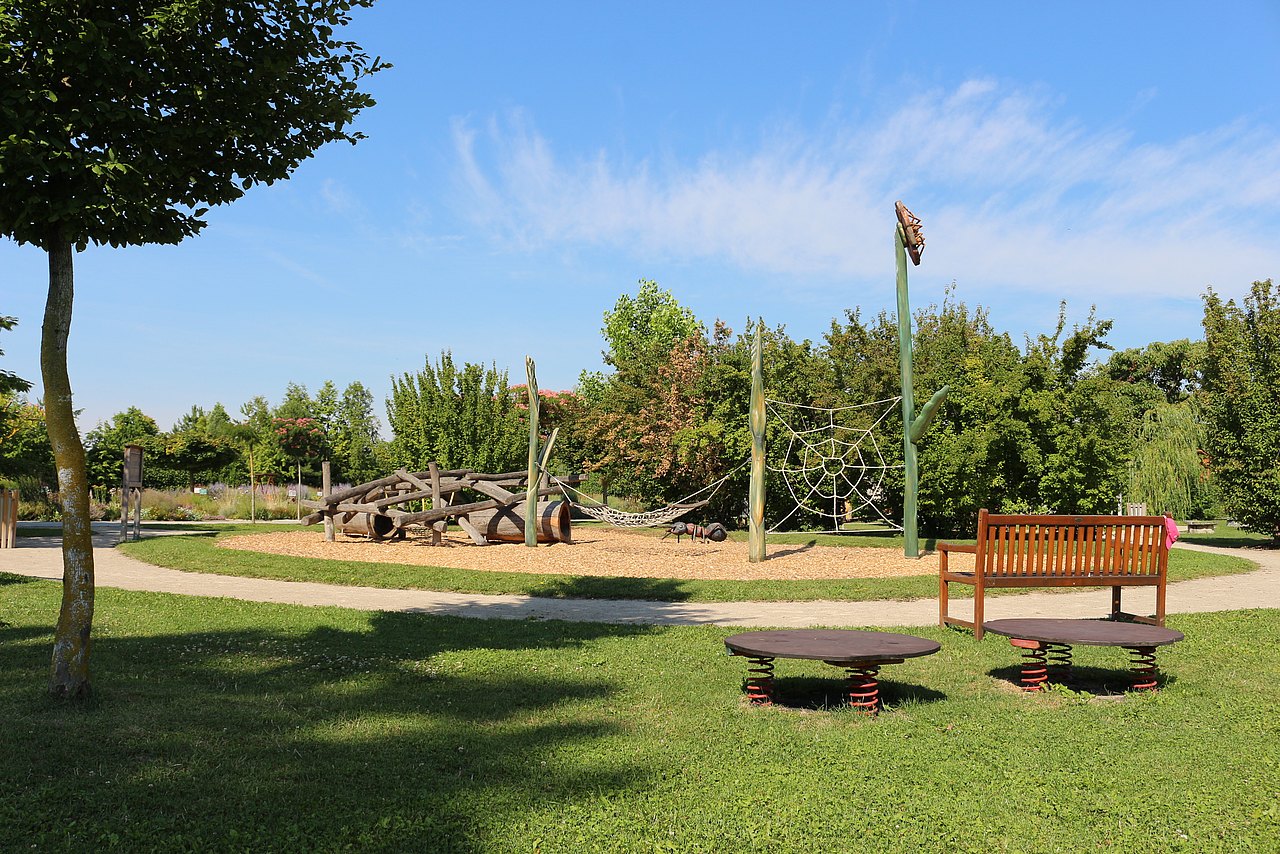 Wiese, Bank und Spielplatz