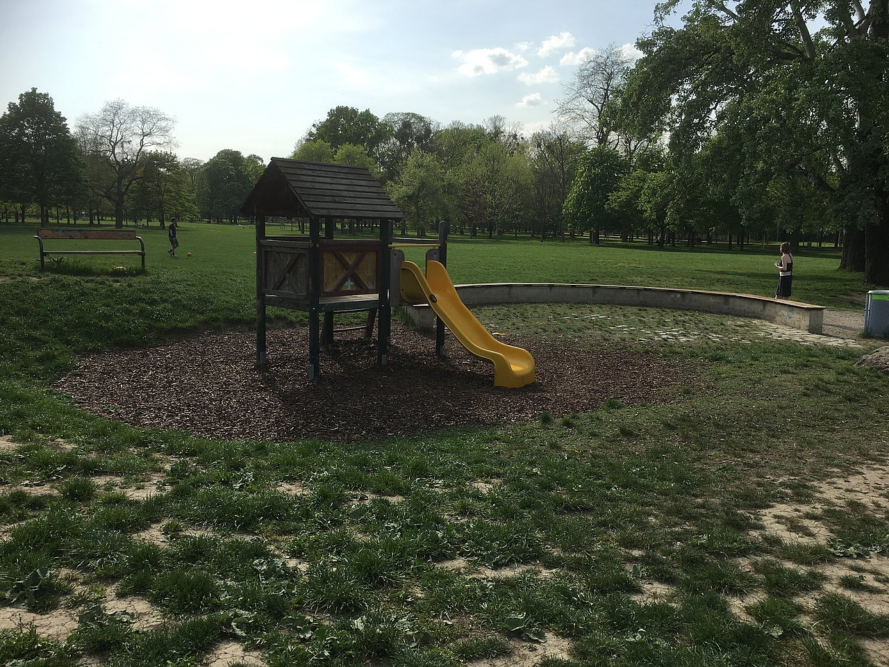 Kleider Spielplatz mit gelber Rutsche