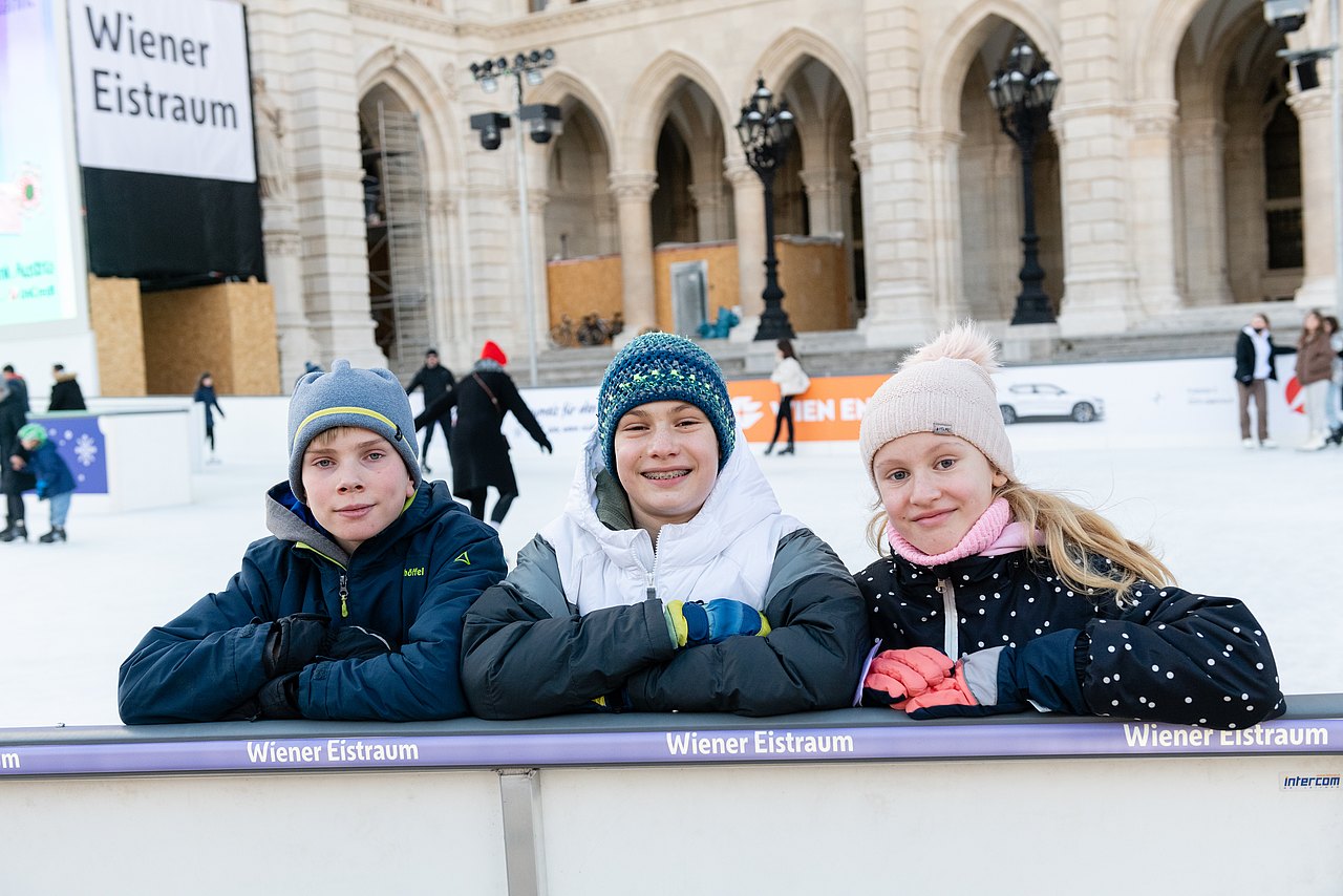 Kinder am Eislaufplatz 