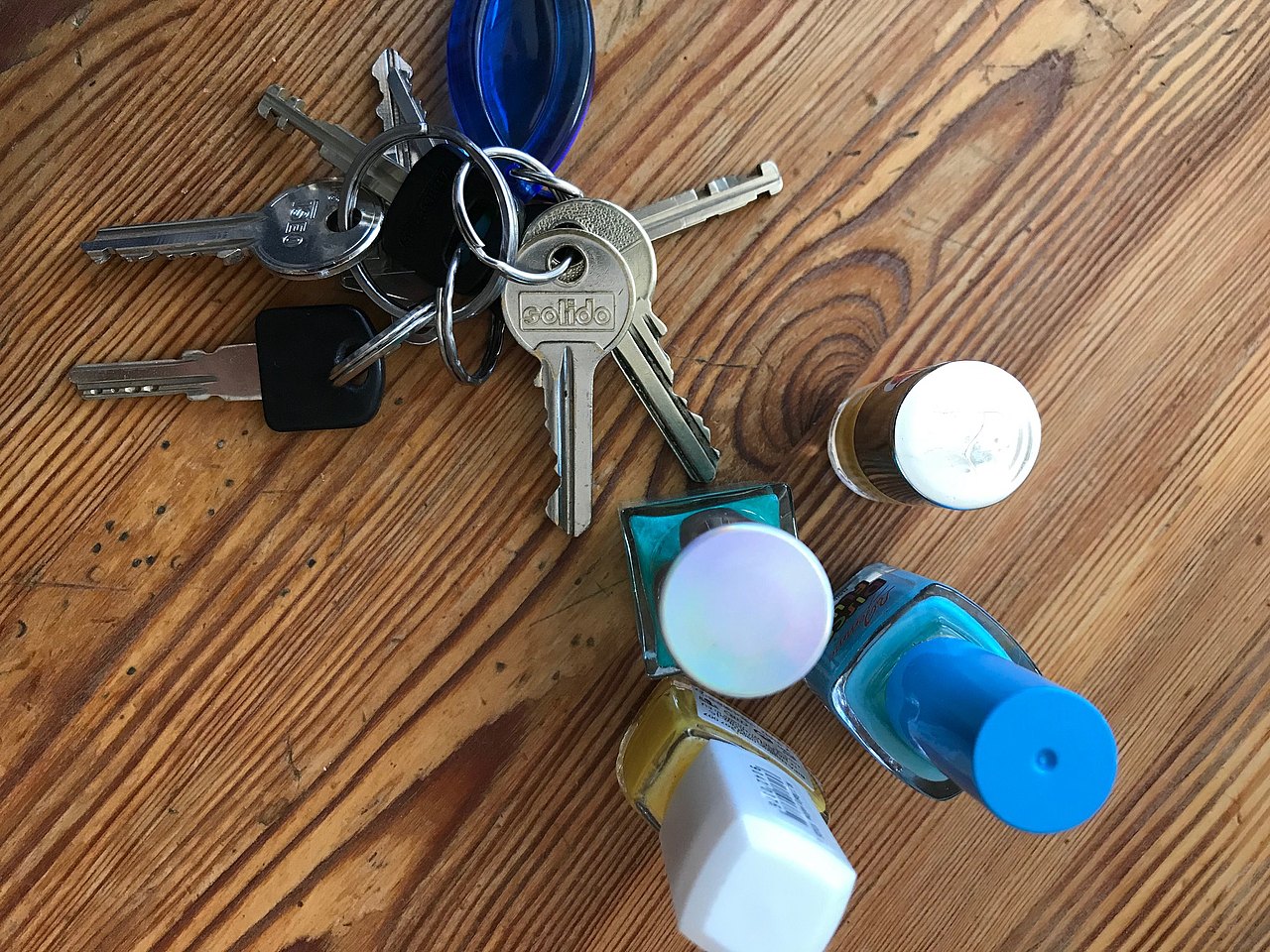 Nagellack und Schlüsselbund von oben
