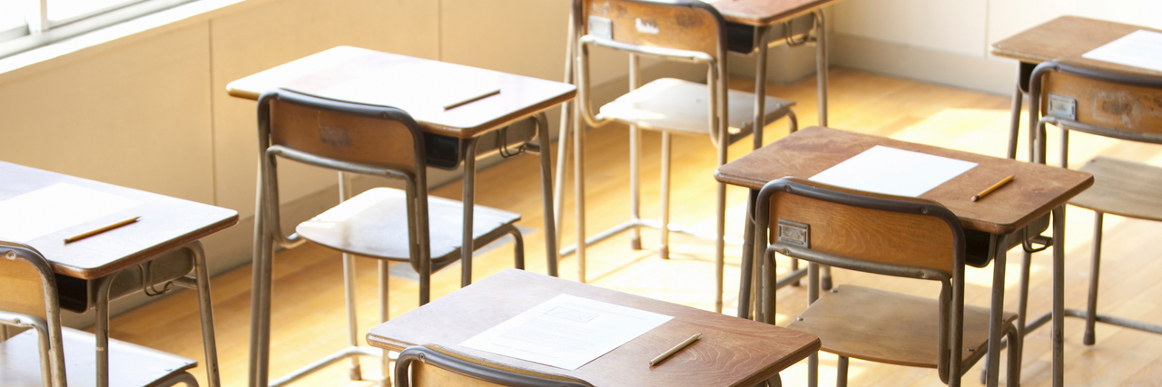 Eine Reihe Schulbänken mit Prüfungen