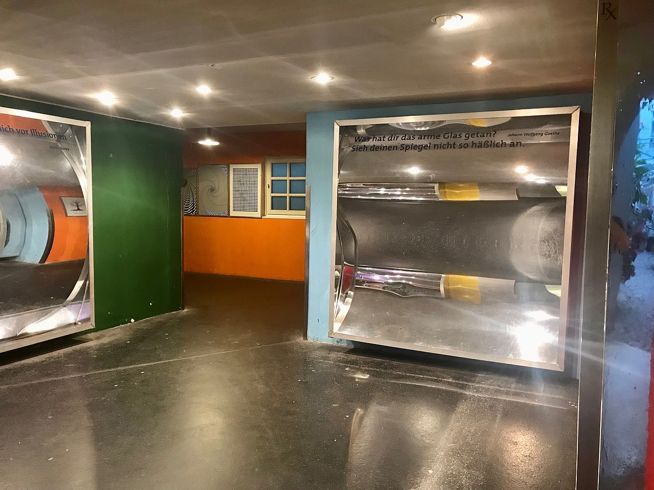 Mehrere unterschiedliche Zerrspiegel 