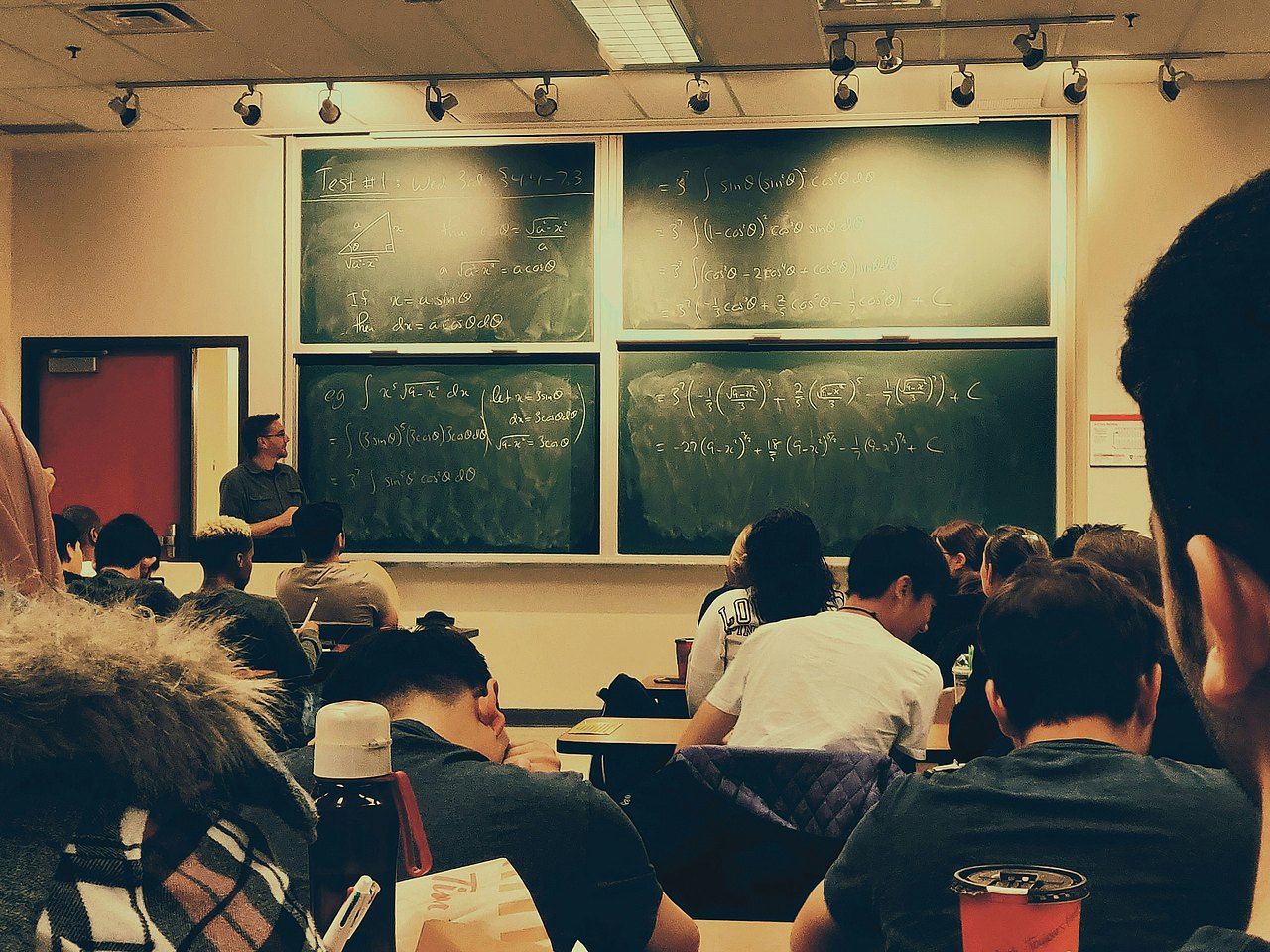 Klassenzimmer von hinten mit Blick zur Kreidetafel