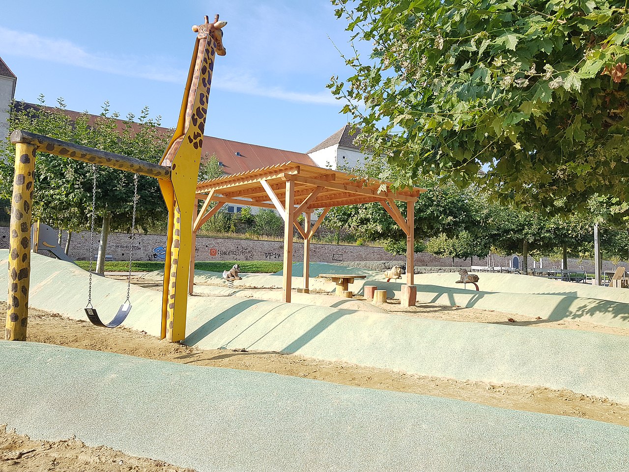 Spielgerät in Form einer Giraffe