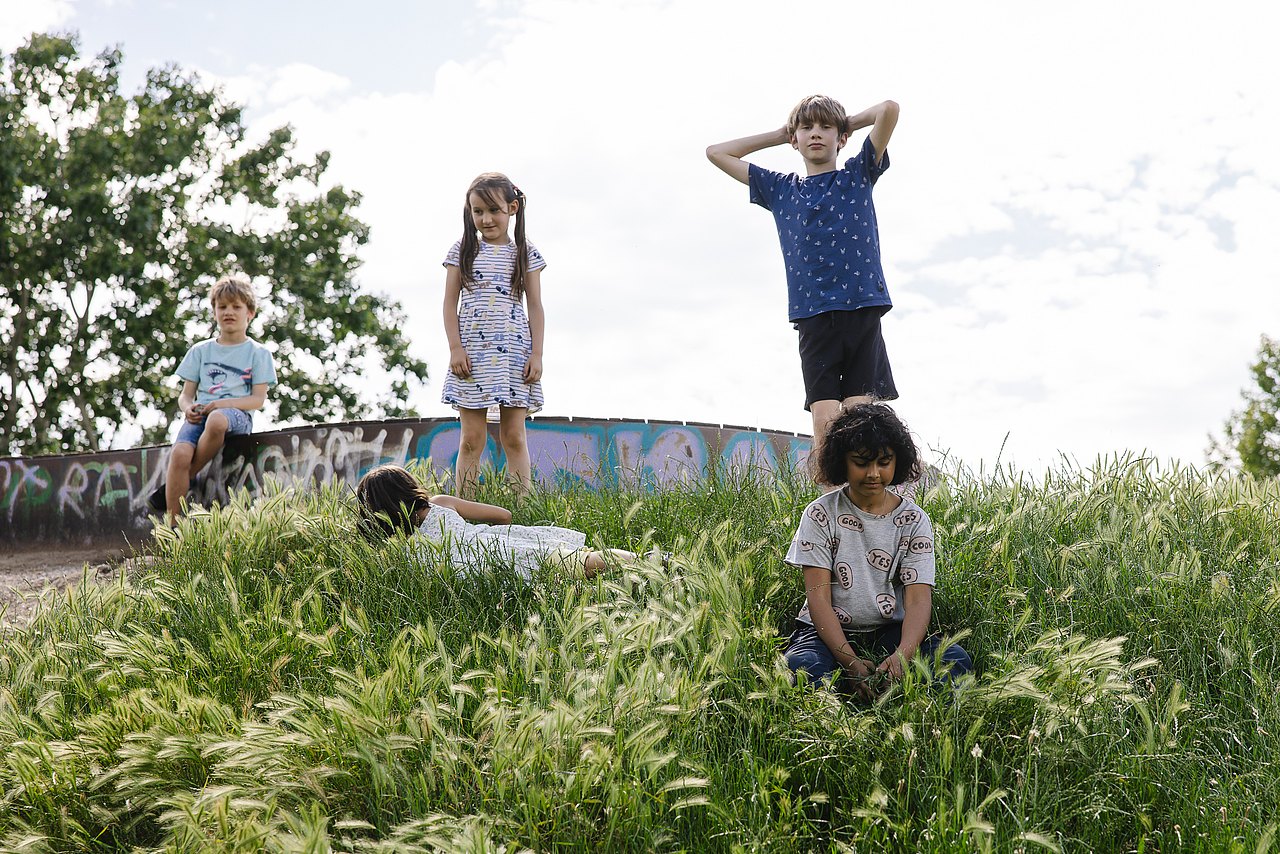 Kinder im Freien, in der Wiese
