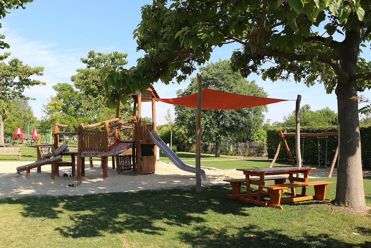 Schattenplatz am Spielplatz