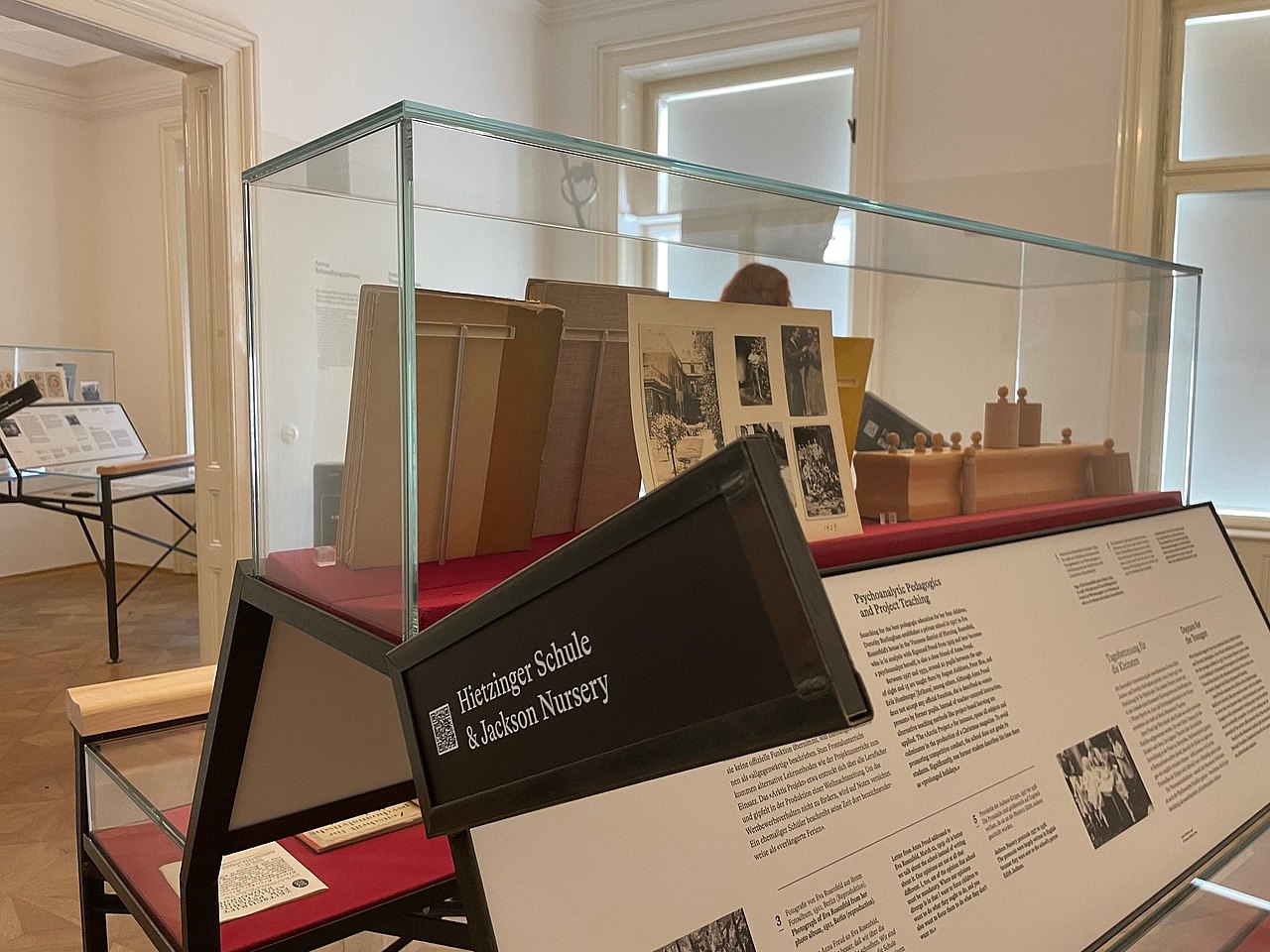 Schaukasten zur Hiztinger Schule im Freud Museum Schaukasten zur Hiztinger Schule im Freud Museum