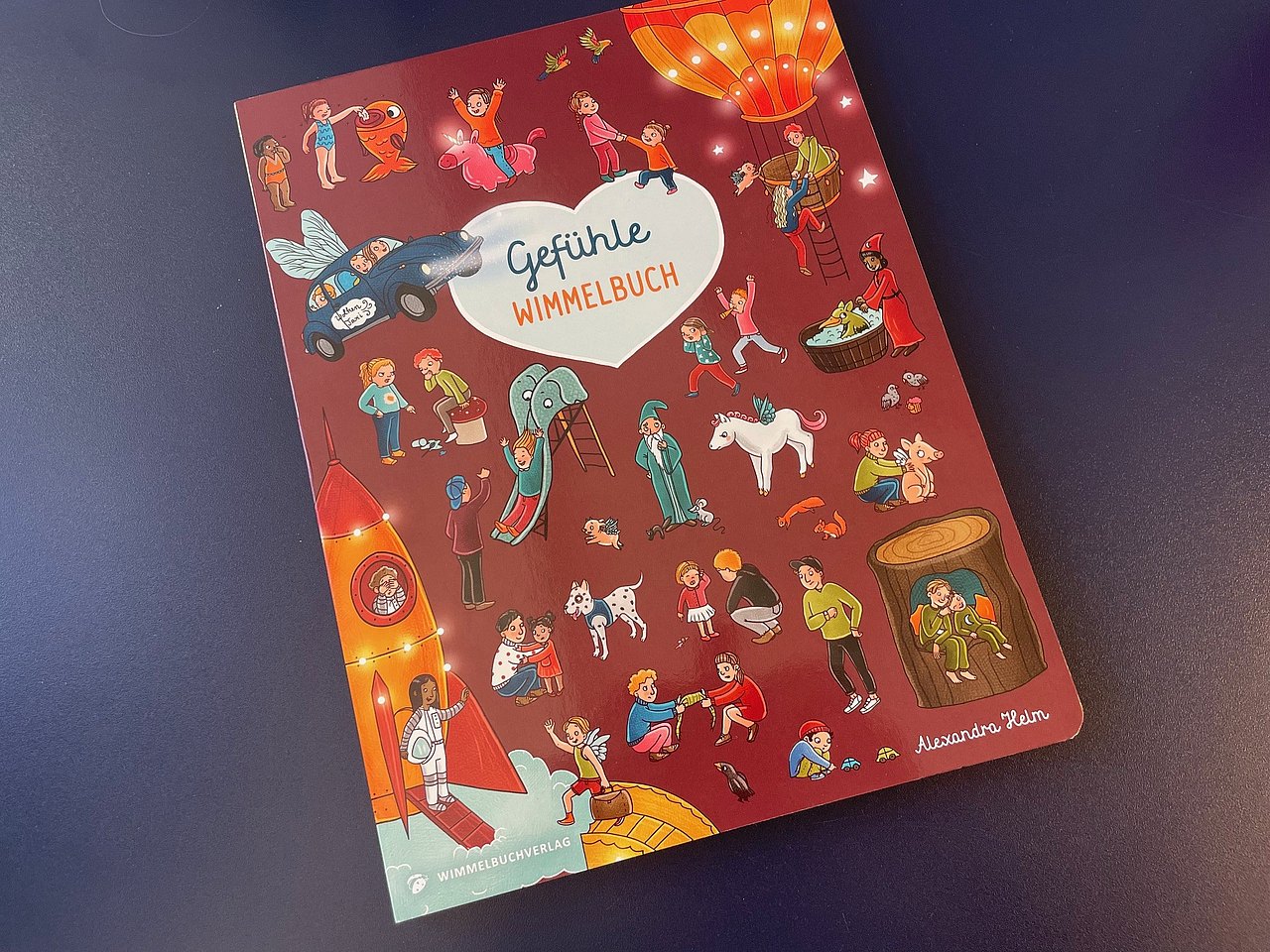 Das große Wimmelbuch Gefühle liegt auf einem Tisch