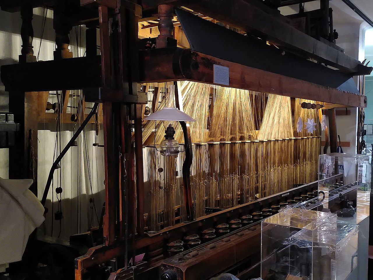 Eine riesige Webmaschine. 