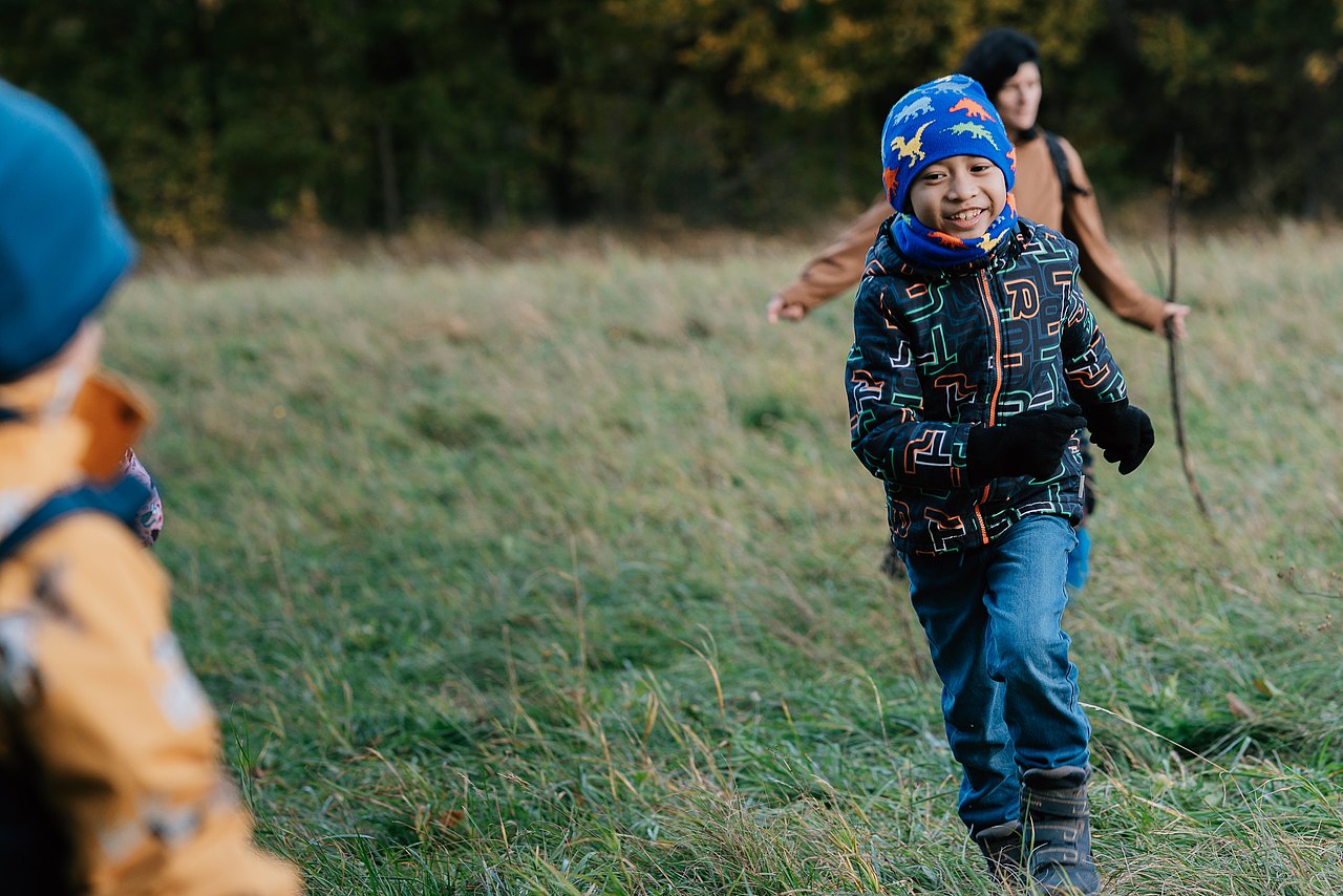 Kind läuft im Freien