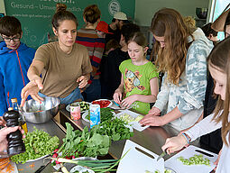 Jugendliche kochen im FoodTrailer der Stadt Wien