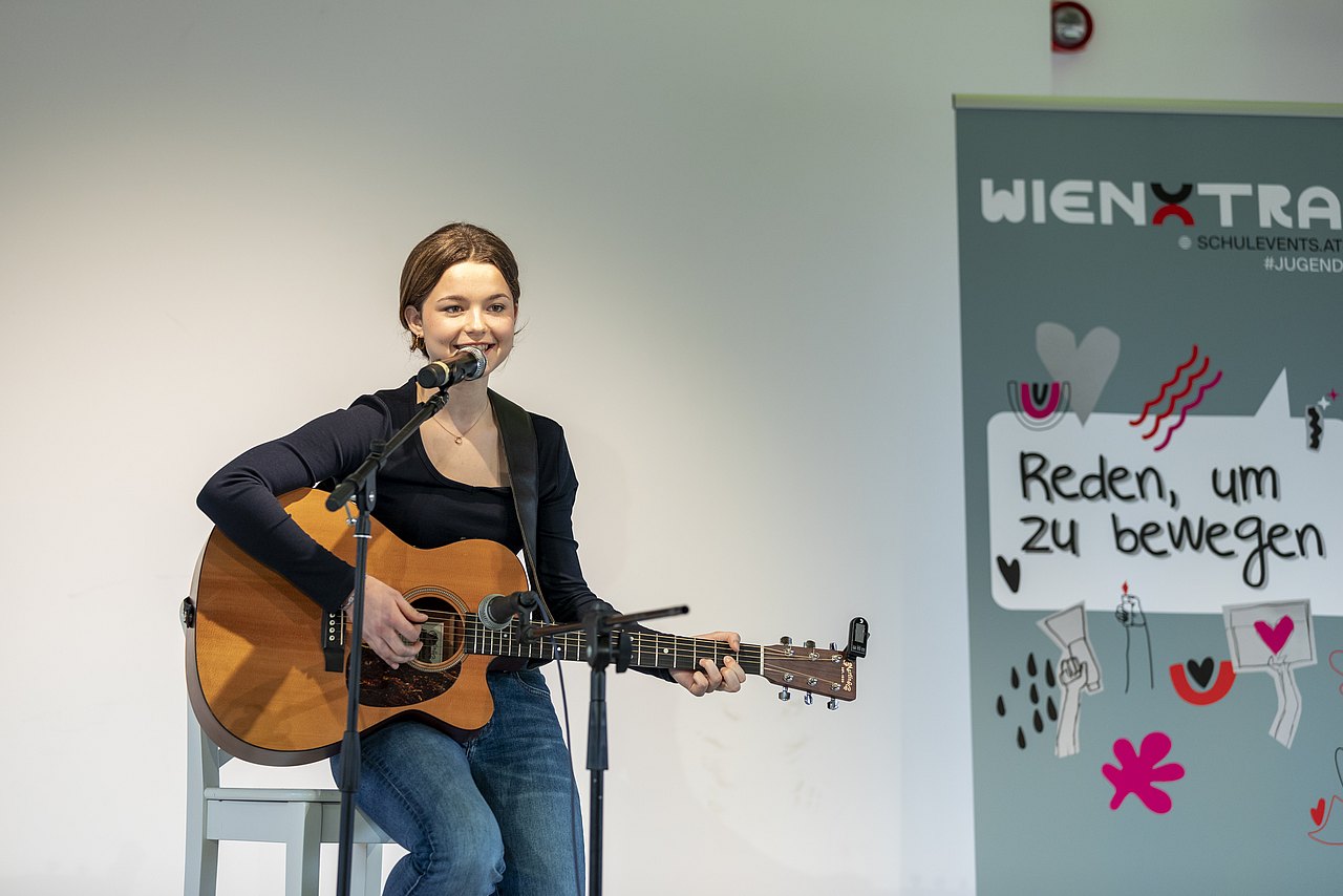 Mädchen mit Gitarre bei Redewettbewerb