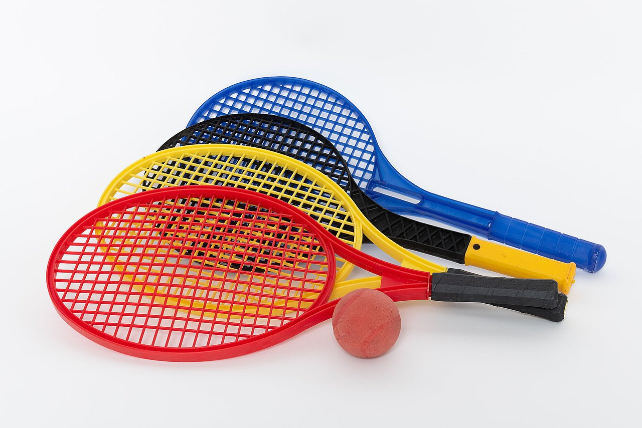 4 Schläger Kunststoff und ein Softball