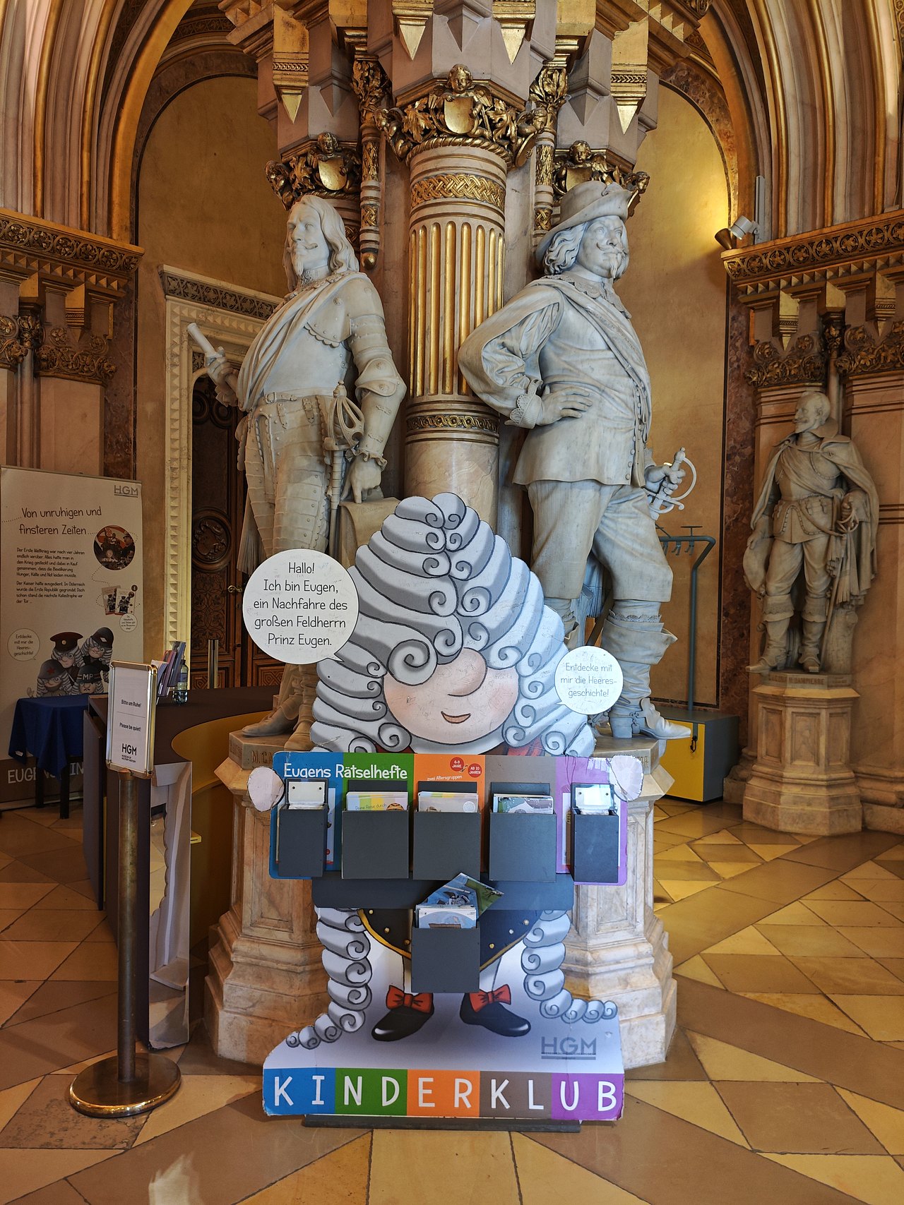 Das Bild zeigt einen Kartonaufsteller des Maskottchens Eugen in der Feldherrenhalle.