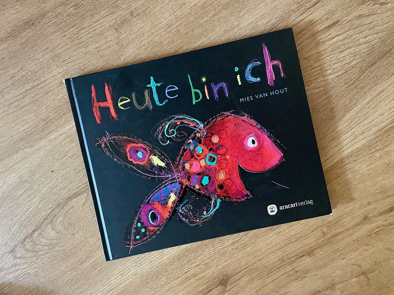 Heute bin ich - Fische mit Gefühlen Kinderbuch "Heute bin ich" mit einem bunten Fisch auf schwarzem Hintergrund