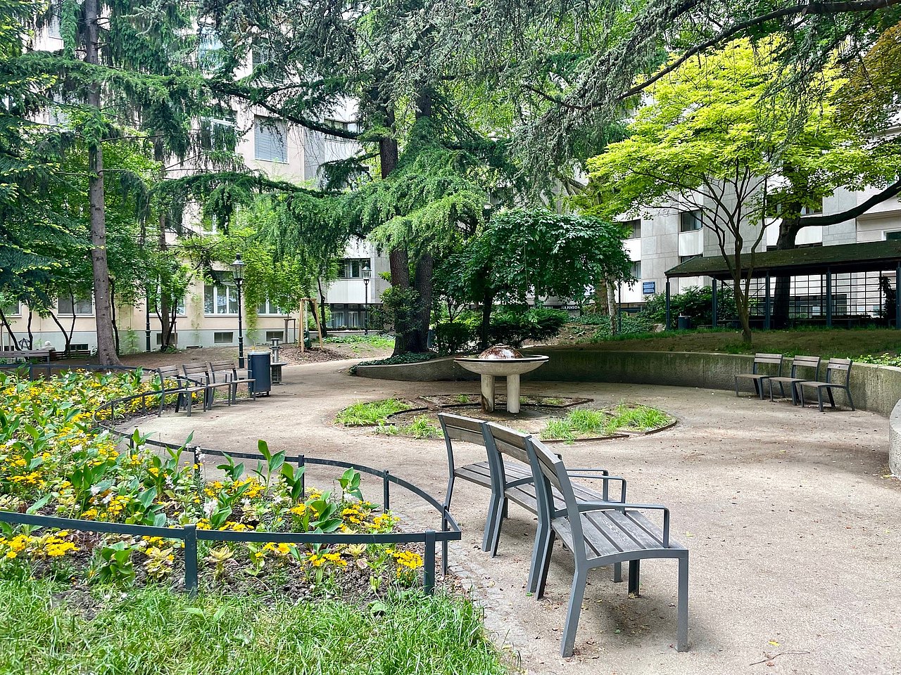 Schmalzhoftempelpark Blumenbeete, dazwischen Wege und Bänke