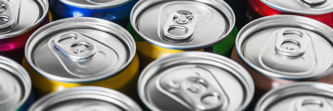 Energy Drinks in Dosen von oben fotografiert