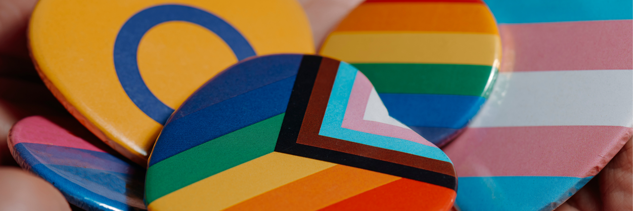 mehrere Aufsteck-Pins mit LGBTQIA* Flaggen 