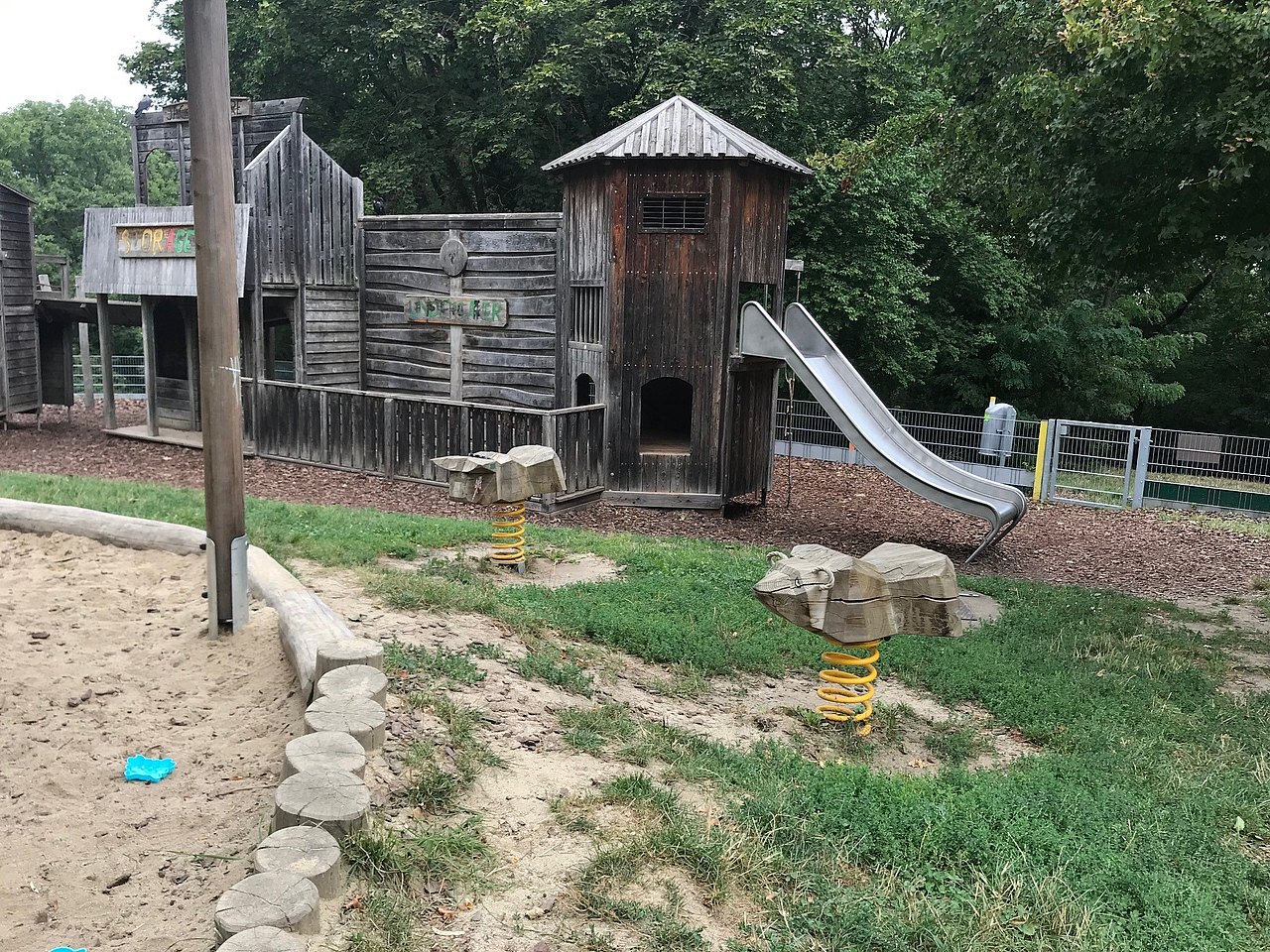 Klettergerüst und Rutsche