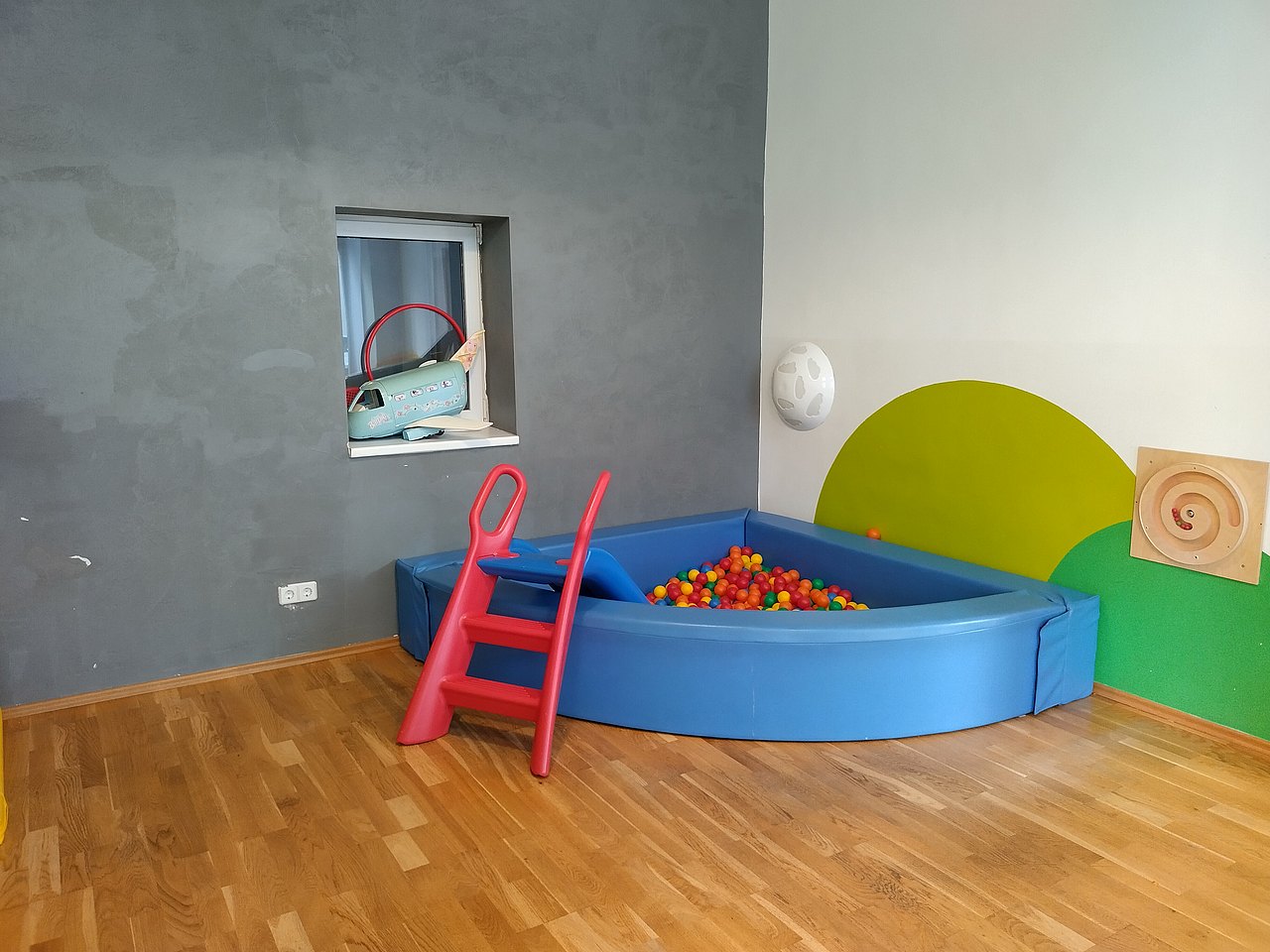 kleines Indoor - Bällchenbad 