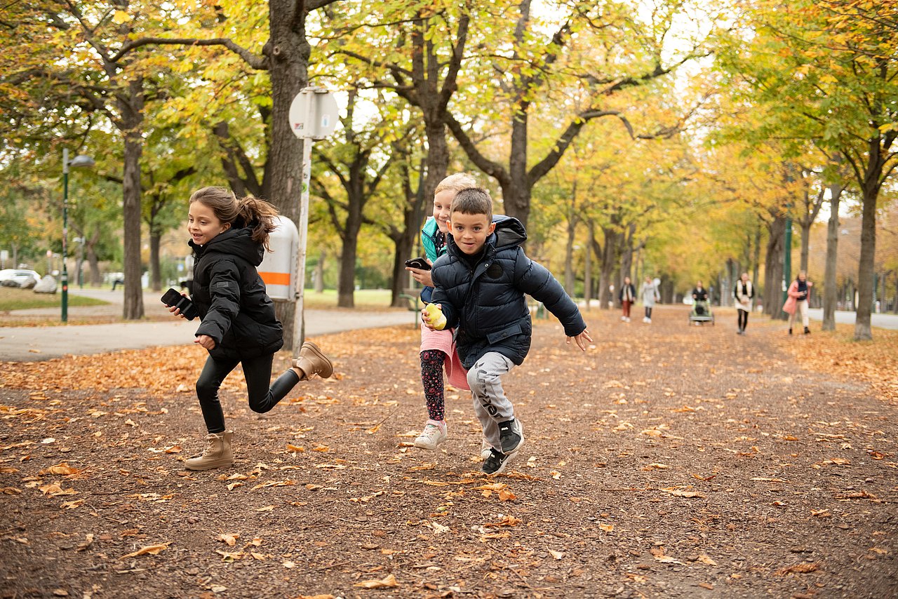 3 Kinder laufen im Freien