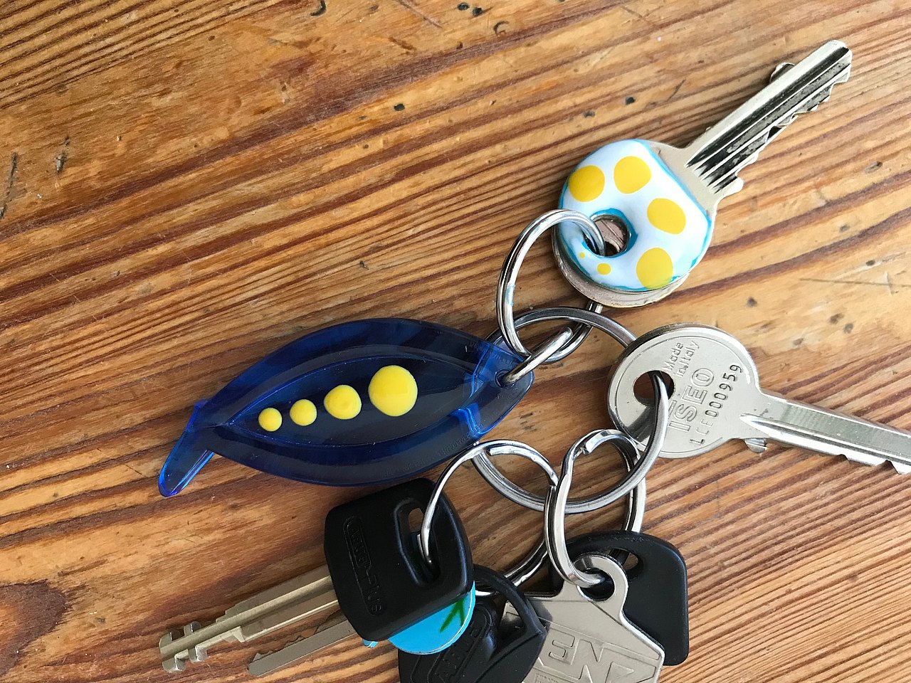 Mit Nagellack verzierte Schlüssel am Schlüsselbund