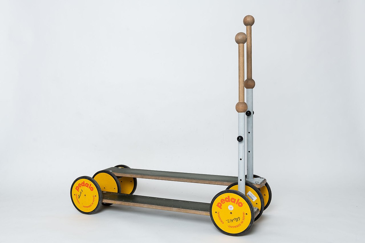 Holzwagen mit Haltegriffen