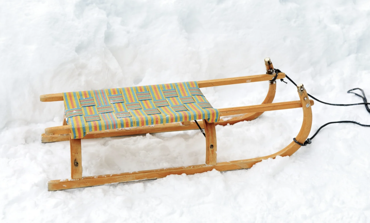 Ein Schlitten in einer verschneiten Umgebung