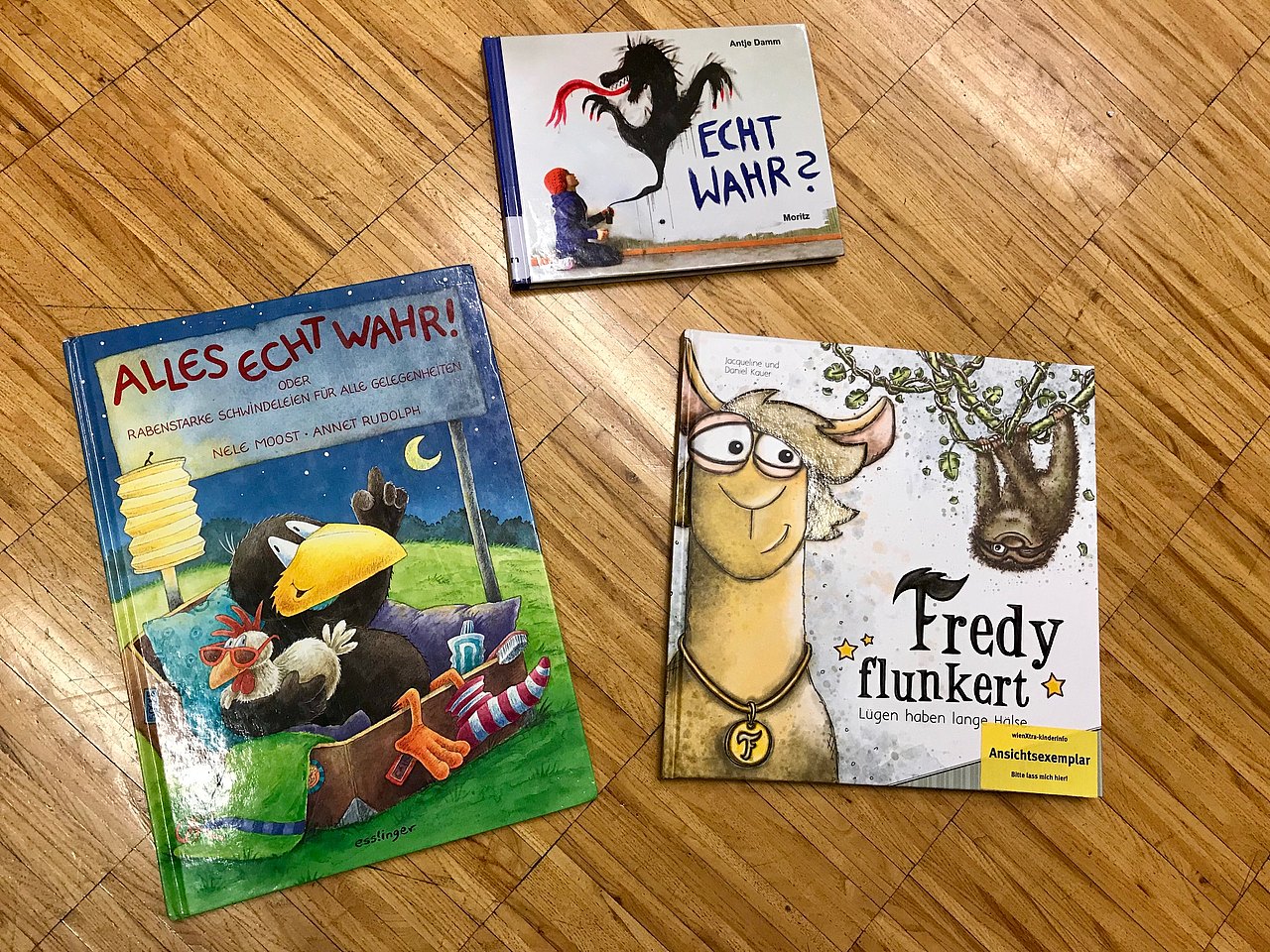 Kinderbücher von oben auf einem Tisch