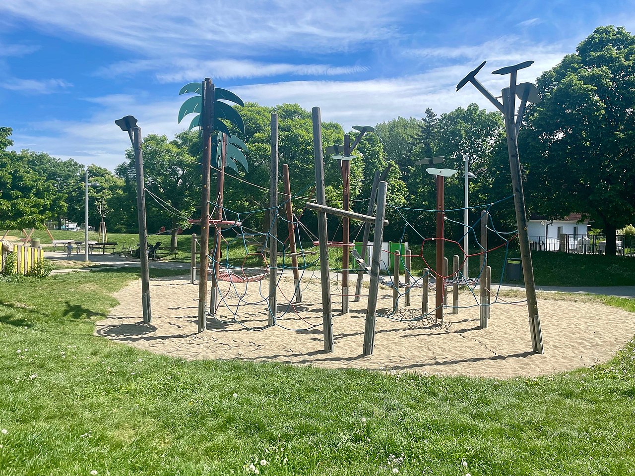 Holzpfähle mit vielen unterschiedlichen Klettermöglichkeiten