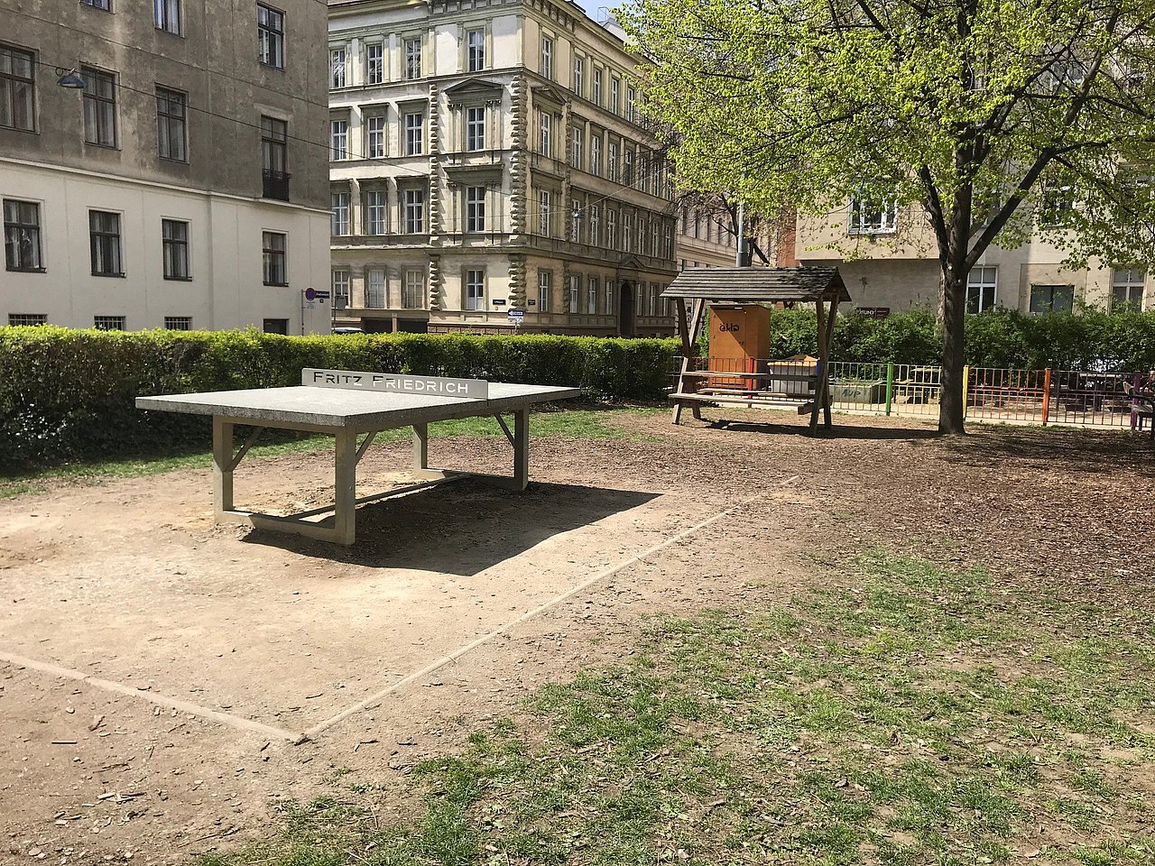 Tischtennistisch am Spielplatz im Rubenspark