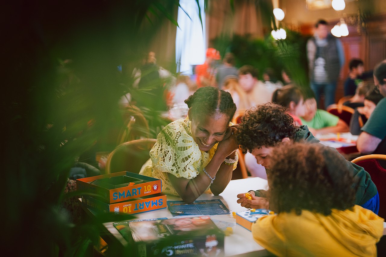 Kinder bei Tisch mit Brettspiel