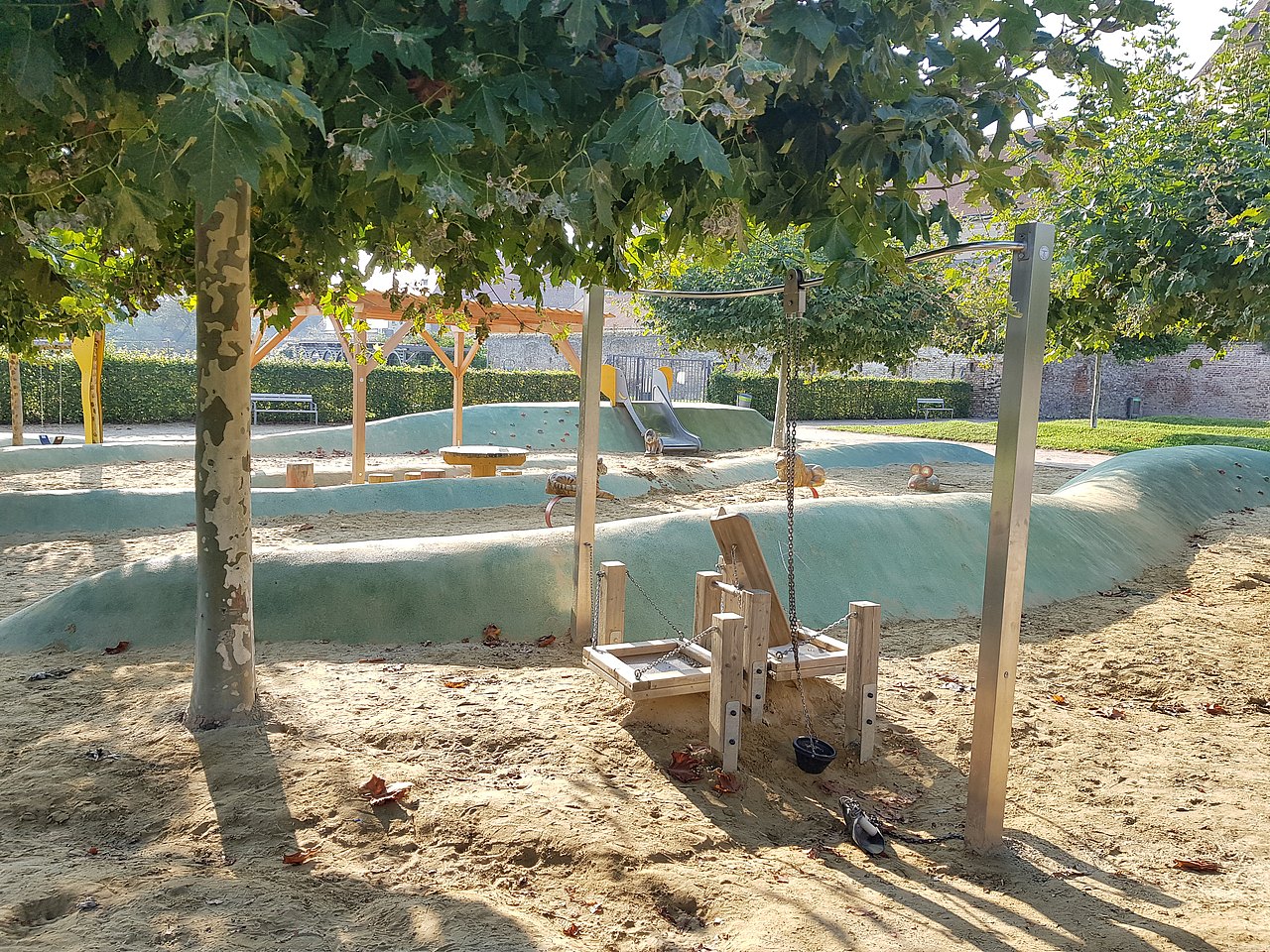 Künstliche Hügel-Landschaft auf Spielplatz