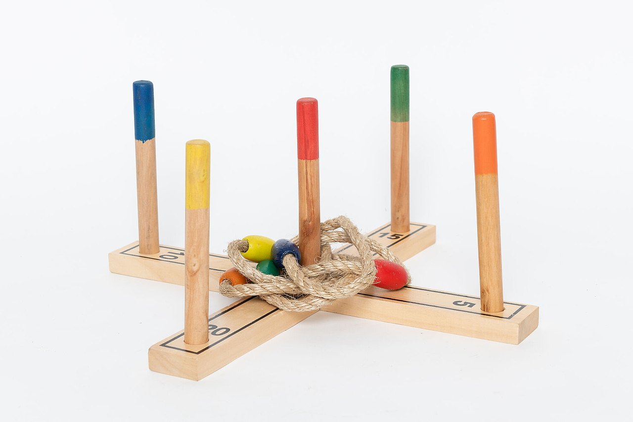 Holz Ringwurfspiel mit Bast-Ringen
