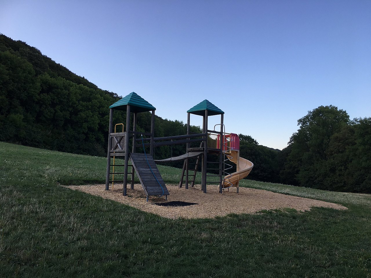 Spielturm mit Rutsche