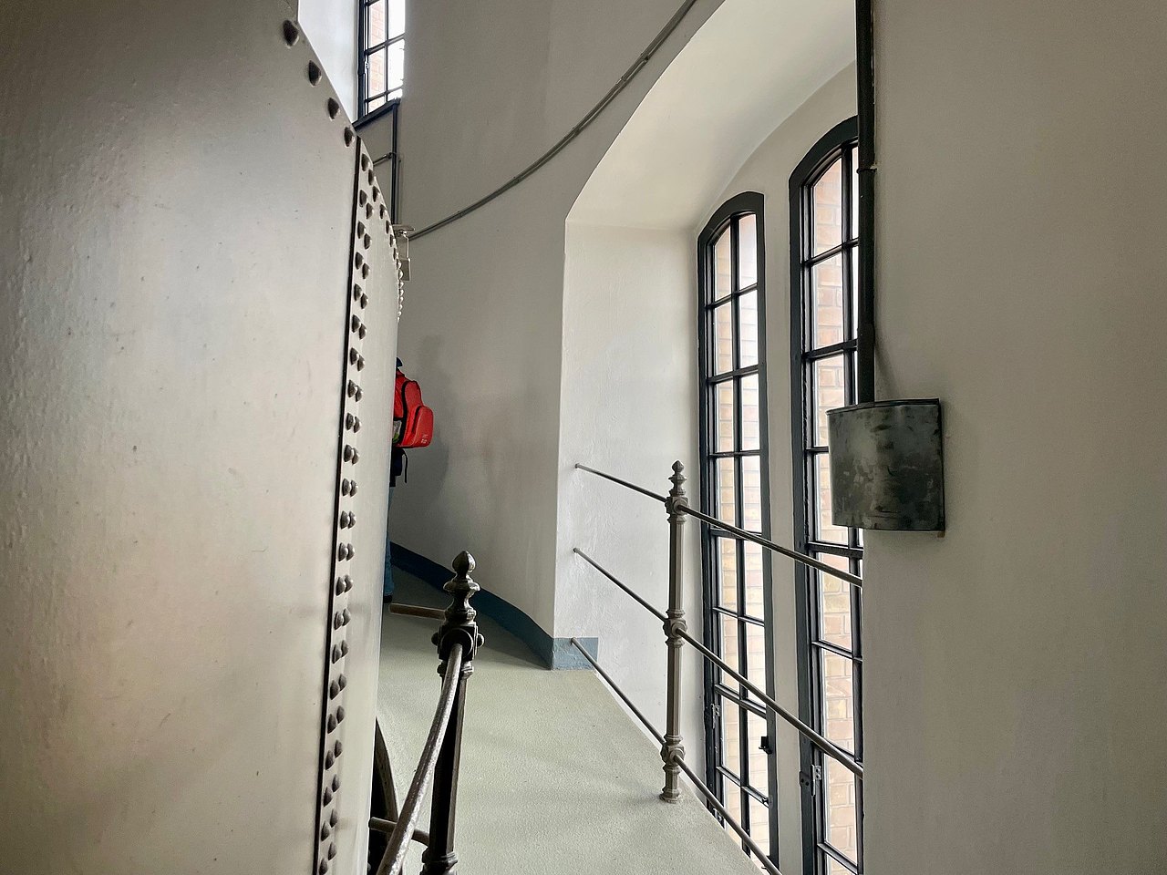 Weg auf der Seite am unteren Kessel vorbei im Wasserturm Favoriten