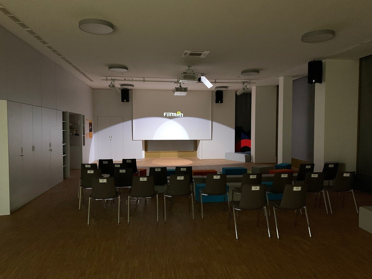 Raum mit Bestuhlung und Leinwand