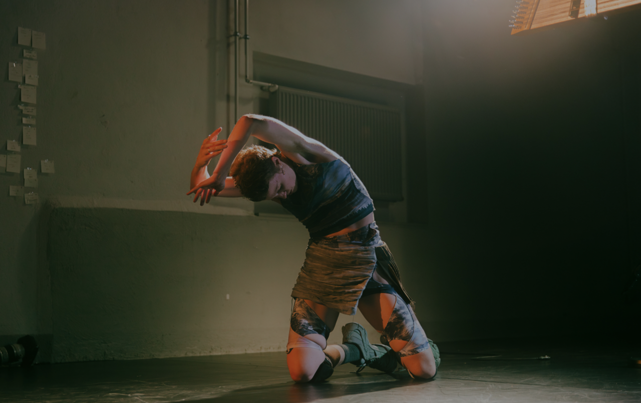 Eine Person, inmitten einer Tanz-Position