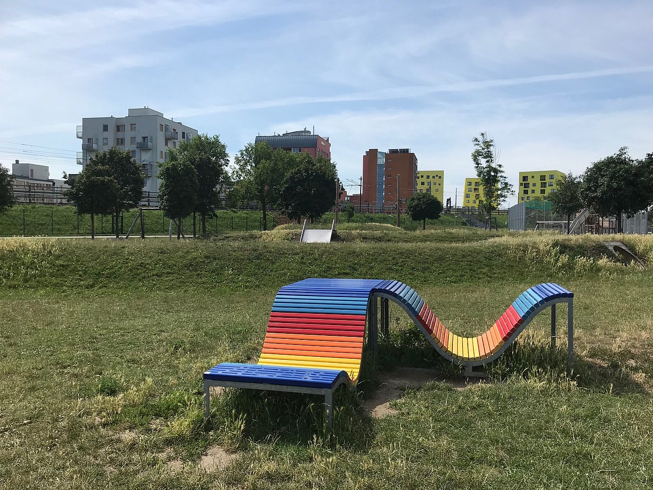 Sitzligen in bunten Farben auf einer Wiese