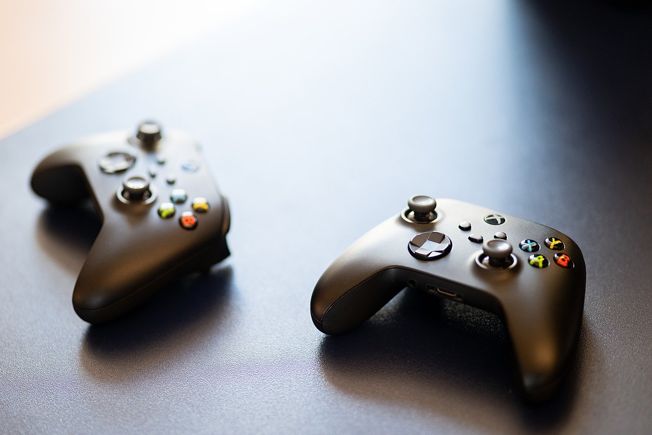 2 Xbox-Controller liegen auf einem Tisch