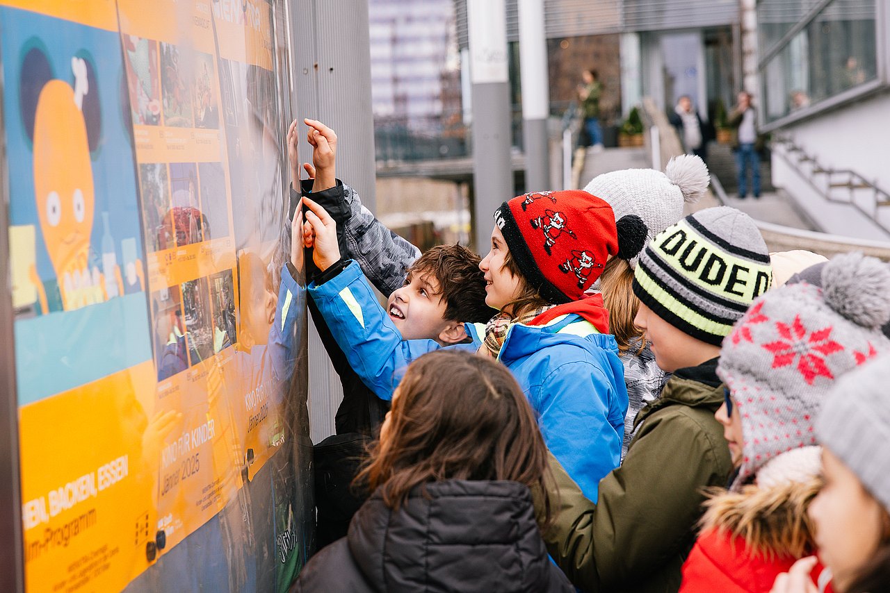 Kinder betrachten Filmplakate