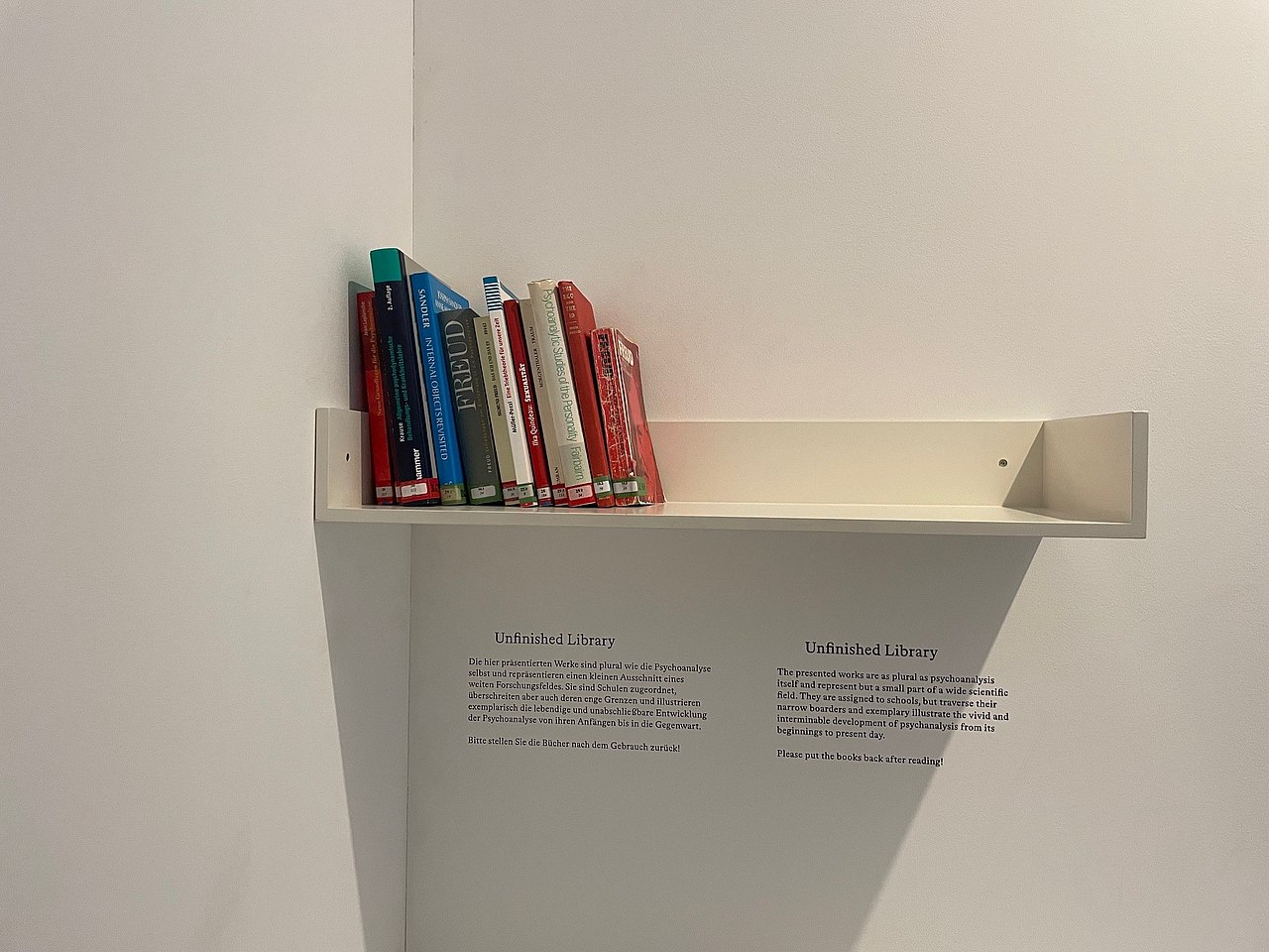 Bücher Bücher auf weisser Board